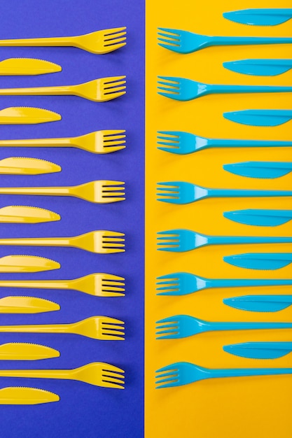Photo ensemble coloré de vaisselle en plastique