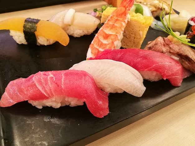 Ensemble complet de sushis japonais de fruits de mer frais premium