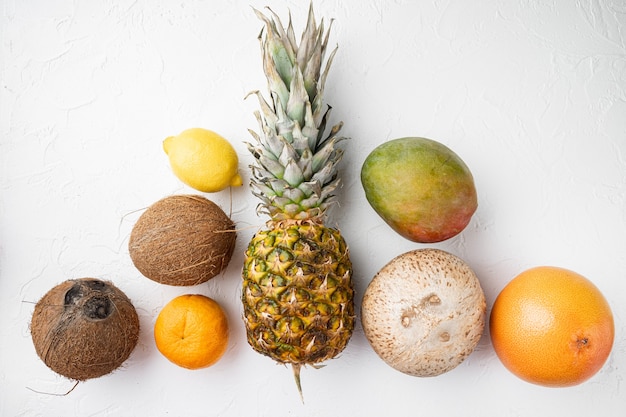 Ensemble de composition tropicale de fruits frais, sur fond de table en pierre blanche, vue de dessus à plat