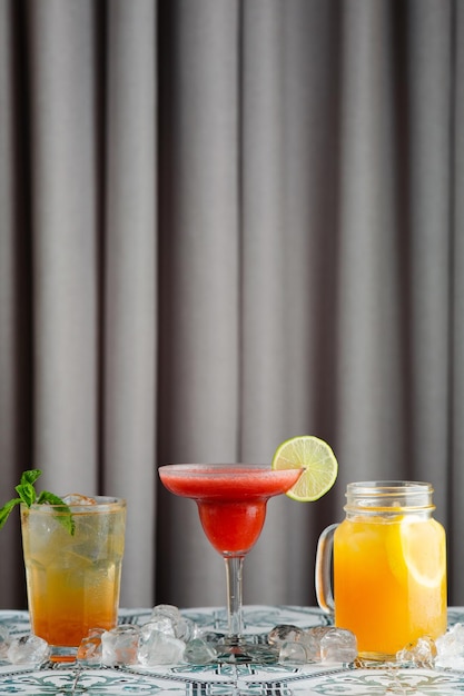 Ensemble de concept de bar à cocktails. trois cocktails classiques comme une margarita aux fraises, limonade aux agrumes