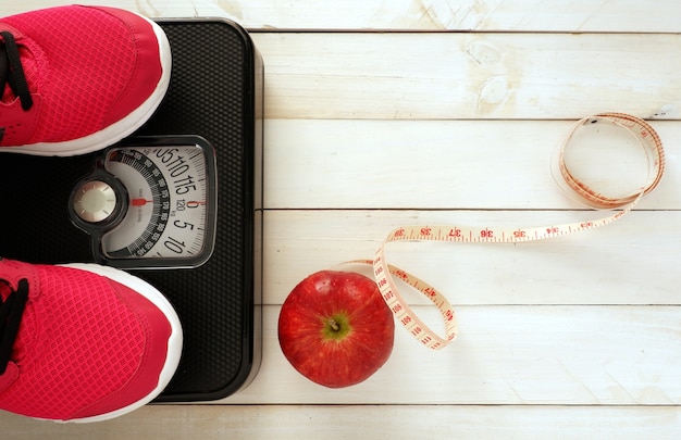 Photo ensemble de contrôle du poids avec chaussure de sport et fruits