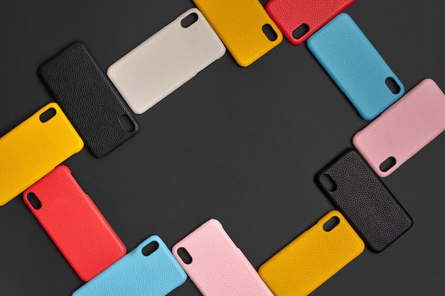 Ensemble de coques ou étuis de protection colorés pour smartphone sur fond noir