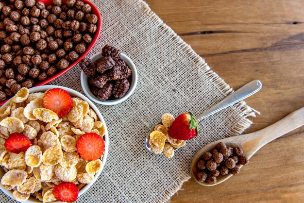 Ensemble de cornflakes. Céréales pour le petit déjeuner. Cornflakes à la fraise.