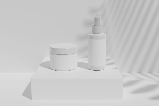 Ensemble de cosmétiques sur podium blanc