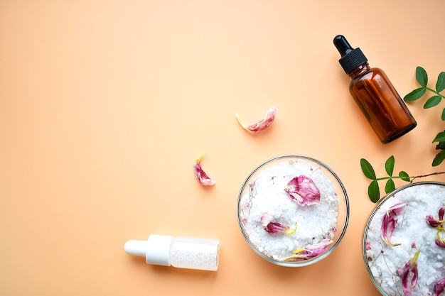 Ensemble de cosmétiques pour les soins de la peau et du corps, sel de mer sur une table en marbre gris.