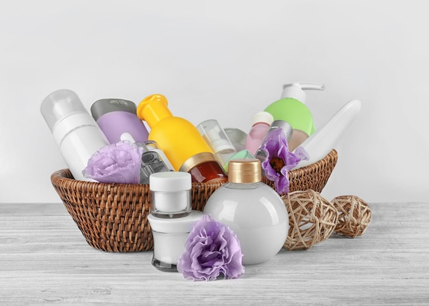 Photo ensemble de cosmétiques de soin du corps sur fond blanc