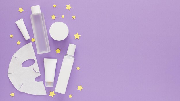 Photo un ensemble de cosmétiques de soins du visage et d'étoiles sur un masque de crème de soirée violet crème pour les yeux baume à lèvres toner