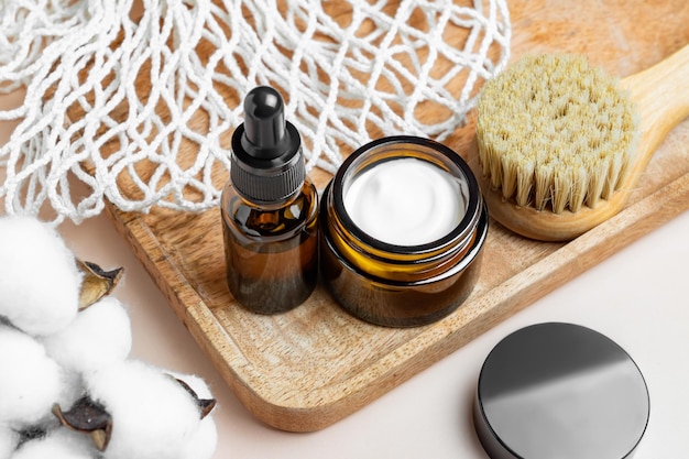 Ensemble de cosmétiques de soins de la peau sans marque avec brosse pour le visage en bois avec style minimalisme à poils naturels Couleurs de terre à la mode