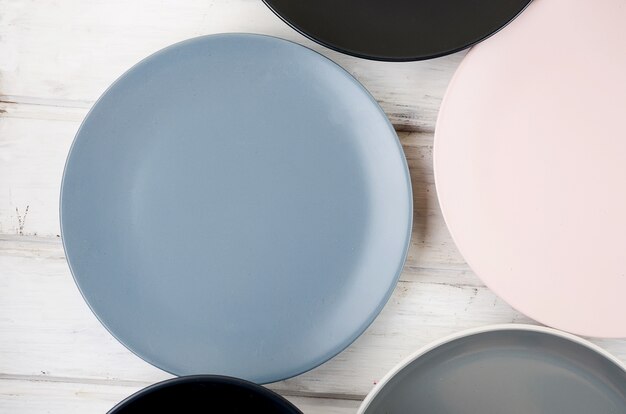 Ensemble de couleur pastel vaisselle propre sur table en bois