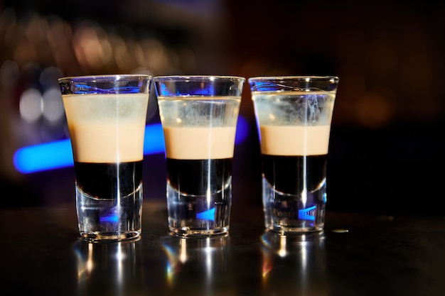 Un ensemble de coups b52 de liqueur de café crème irlandaise et liqueur d'orange