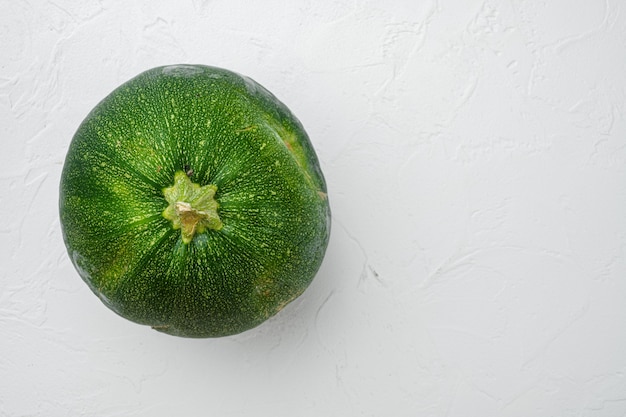 Ensemble de courgettes mûres, sur fond de table en pierre blanche, vue de dessus à plat, avec espace de copie pour le texte