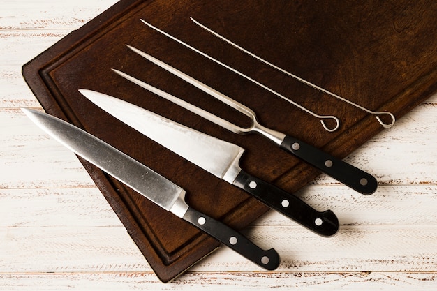 Photo ensemble de couteaux de cuisine sur un bureau en bois