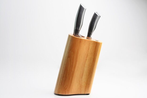 Ensemble de couteaux de cuisine sur fond blanc Couteaux de cuisine avec bloc en bois