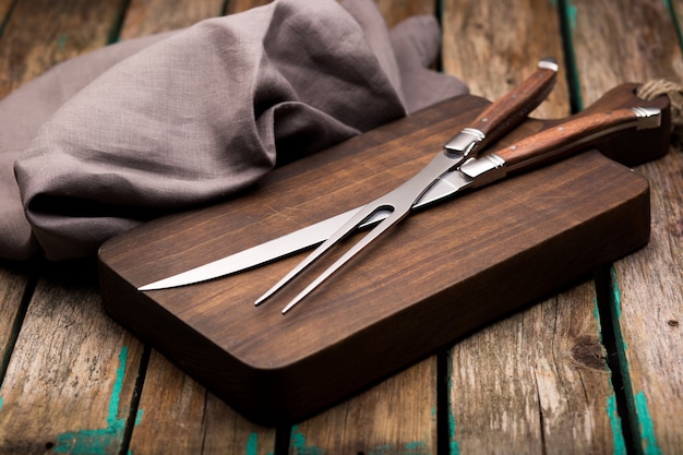 Ensemble de couteaux de cuisine sur un marbre, vue de dessus. Couteaux de table