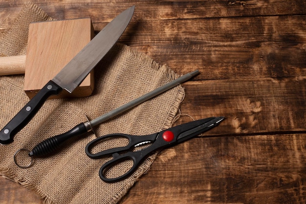 Photo ensemble de couteaux de cuisine sur une table en bois