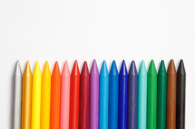 Un ensemble de crayons colorés en forme d'arc-en-ciel. Crayons d'école pour enfants sur fond blanc.