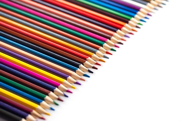 Un ensemble de crayons de couleur sur fond blanc