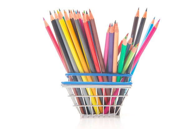 Ensemble de crayons de couleur pour dessiner dans le panier du marché. marketing dans les ventes aux entreprises