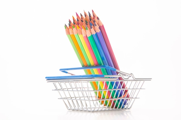 Ensemble de crayons de couleur pour dessiner dans le panier du marché. marketing dans les ventes aux entreprises