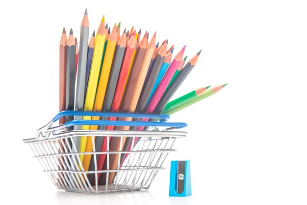 Ensemble de crayons de couleur pour dessiner dans le panier du marché. marketing dans les ventes aux entreprises