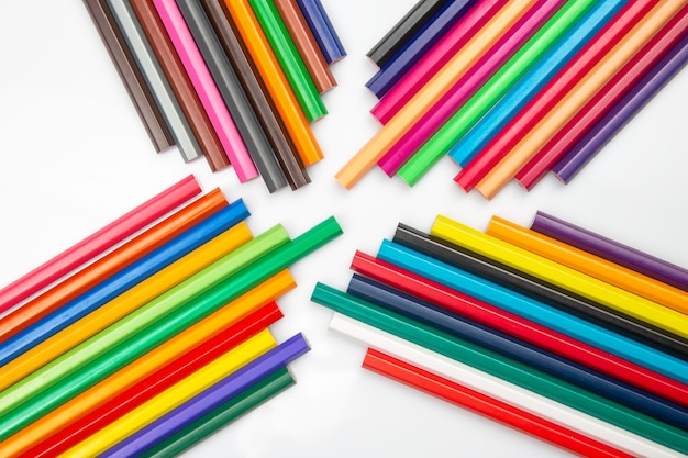 ensemble de crayons de couleur pour dessiner sur un fond blanc. créativité artistique du dessin. crayon de couleur