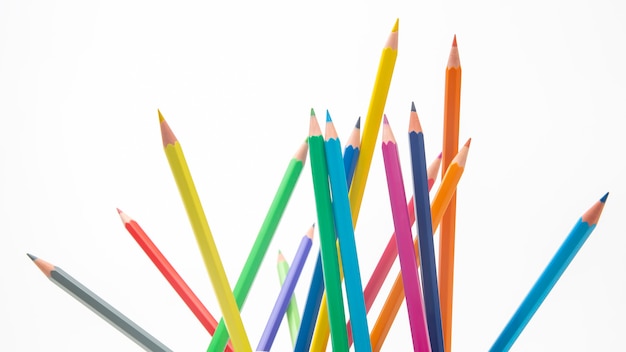 Ensemble de crayons de couleur pour dessiner sur fond blanc. marketing dans les ventes aux entreprises