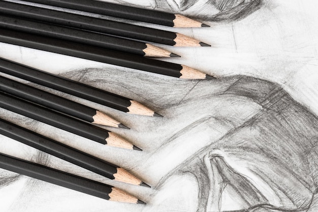 Ensemble de crayons graphite sur le dessin du visage masculin