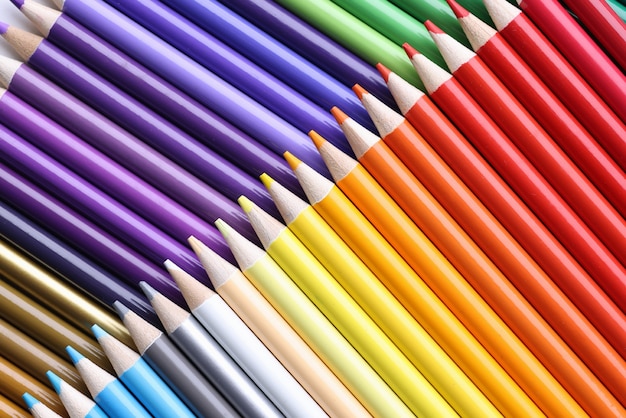 Ensemble de crayons multicolores se trouvent sur la table