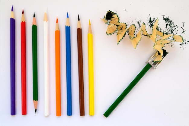 Ensemble de crayons multicolores et d'un taille-crayon en fer