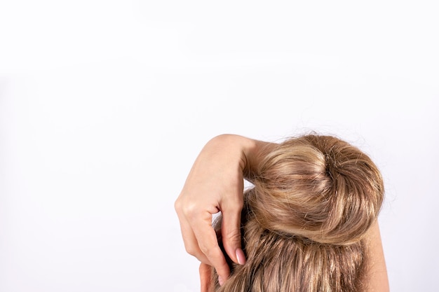 Ensemble créatif de coiffure pour femmes, vue arrière, fond blanc.