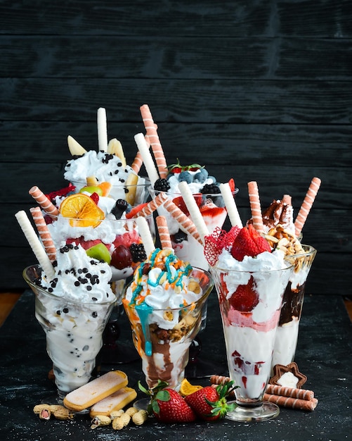 Un ensemble de crème glacée avec des fruits, des baies et des bonbons. Dessert. Vue de dessus.