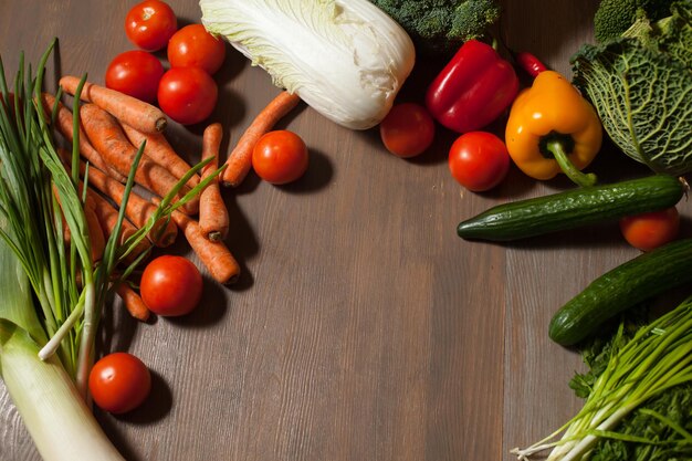 Ensemble cru frais de légumes sur la table en bois