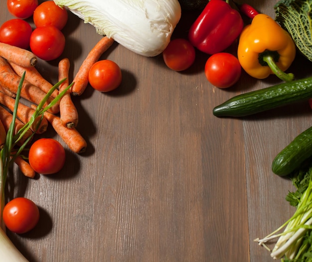 Ensemble cru frais de légumes sur la table en bois