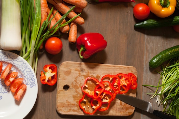 Ensemble cru frais de légumes sur la table en bois