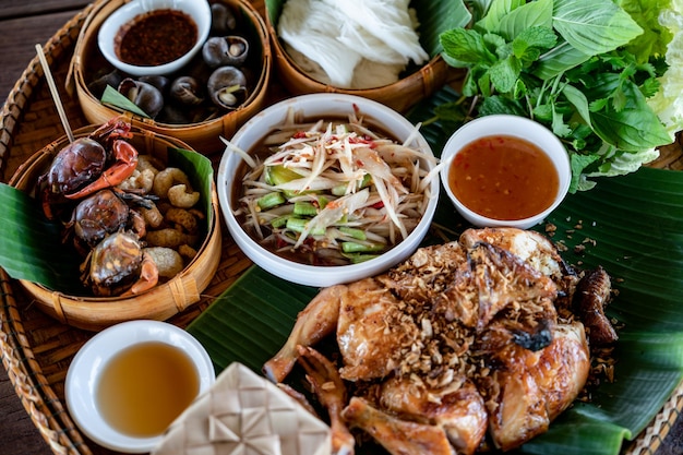 Ensemble de cuisine locale traditionnelle du nord-est de la Thaïlande Esan