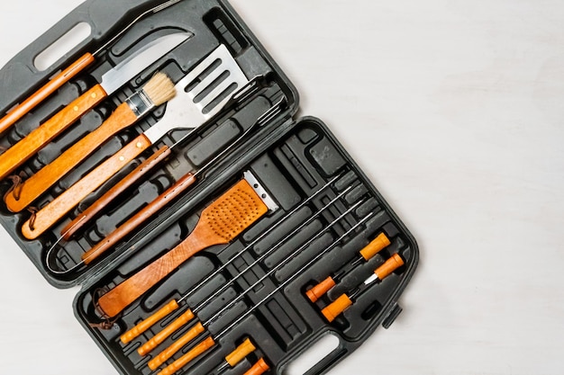 Ensemble de cuisson barbecue simple dans un boîtier en plastique.