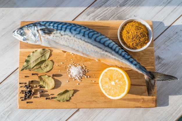 Photo ensemble de cuisson de maquereau. frash poisson cru aux épices.