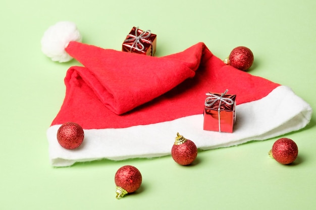 Un ensemble de décorations de Noël boules rouges cadeaux rouges et chapeau de Père Noël