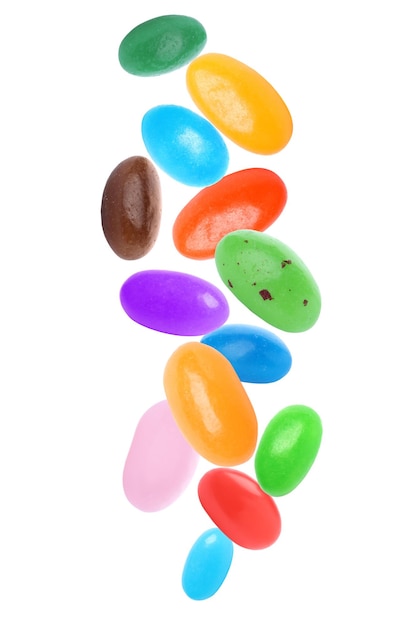 Ensemble de délicieux bonbons haricots tombant sur fond blanc
