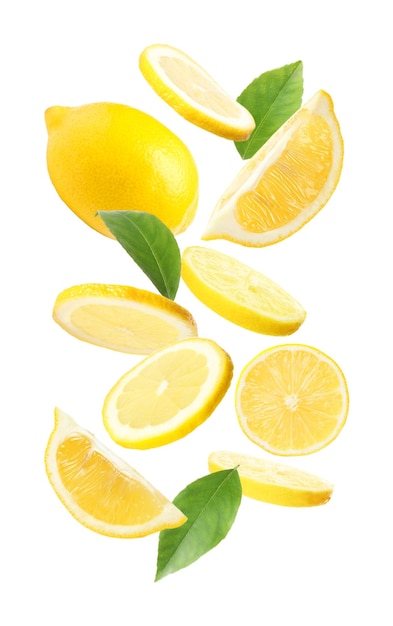 Ensemble de délicieux citrons tombant sur fond blanc