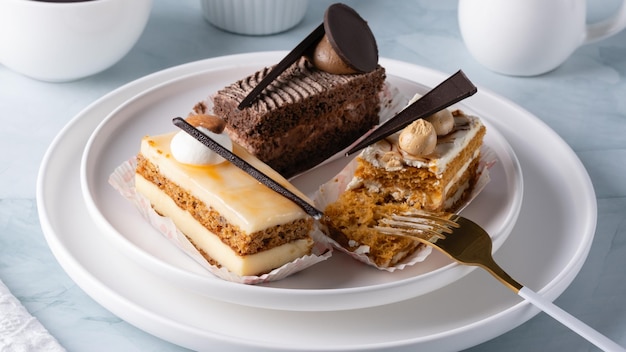 Un ensemble de délicieux gâteaux et café sur une table lumineuse