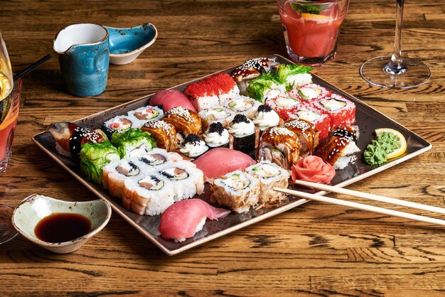 Ensemble de délicieux petits pains et sushis dans une assiette en verre