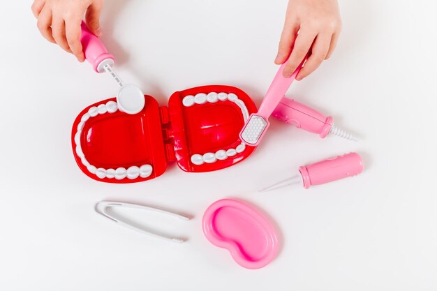 Ensemble de dentiste pour enfants Fond blanc Pose plate Stomatologie médicale concept de jouets pour enfants Choix de profession