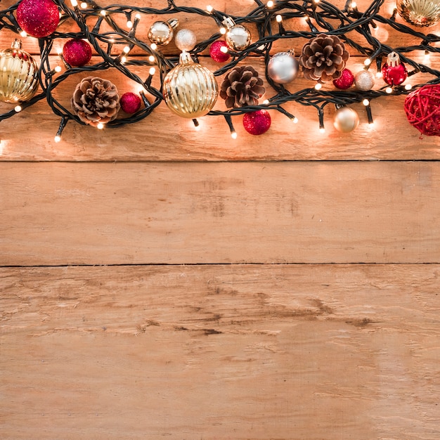 Ensemble de différentes boules de Noël entre les guirlandes