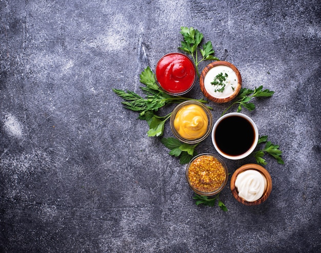 Ensemble de différentes sauces et épices