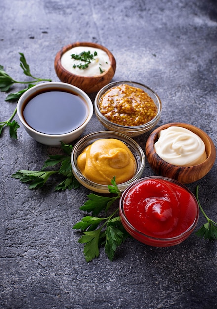 Ensemble de différentes sauces et épices