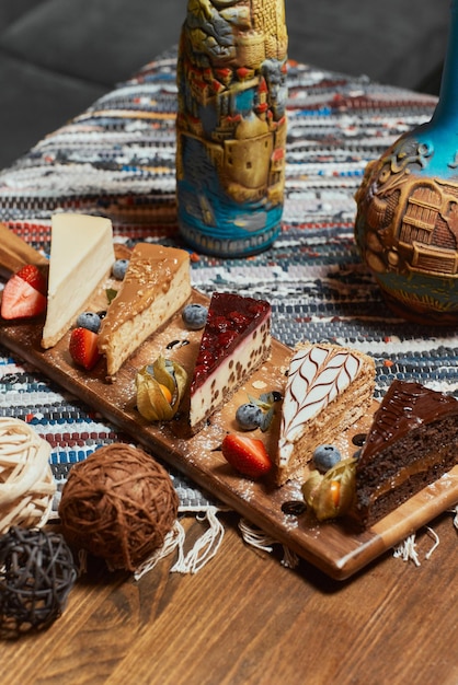 Ensemble de différentes tranches de gâteau sur table en bois