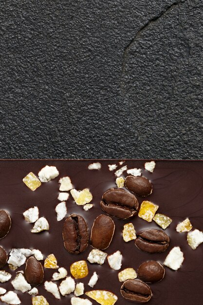 Photo ensemble de différentes variétés de chocolat sur pierre noire