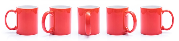 Ensemble de différentes vues de la tasse rouge isiolée sur fond blanc