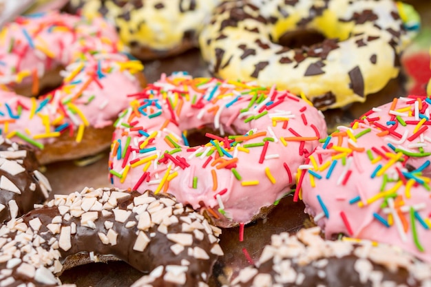 Ensemble de différents beignets glacés colorés